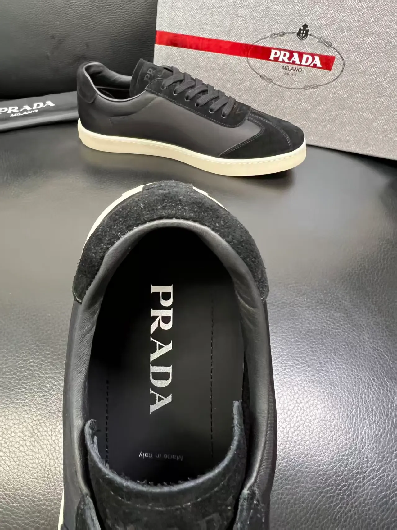 P380 38-45 Prada Prada’s new men’s leather sneakers, the highest version on the market, any comparison is welcome🆚! The original leather has excellent texture and is super high-end! Fetal sheep net lining imported from Italy, removable pad! Luxurious materials and fine workmanship, highly recommended! No. 058
